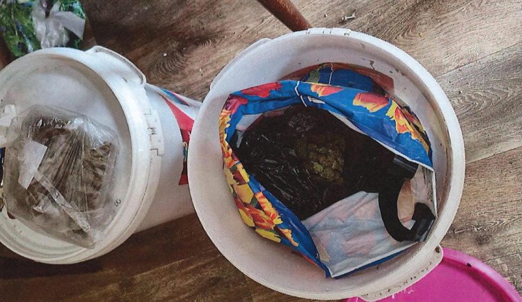 Věci nalezené v mužově bytě při domovní prohlídce