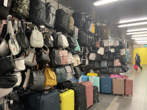 Dělníci likvidují v brněnském podchodě stánky. S opravou začneme za rok, věří město