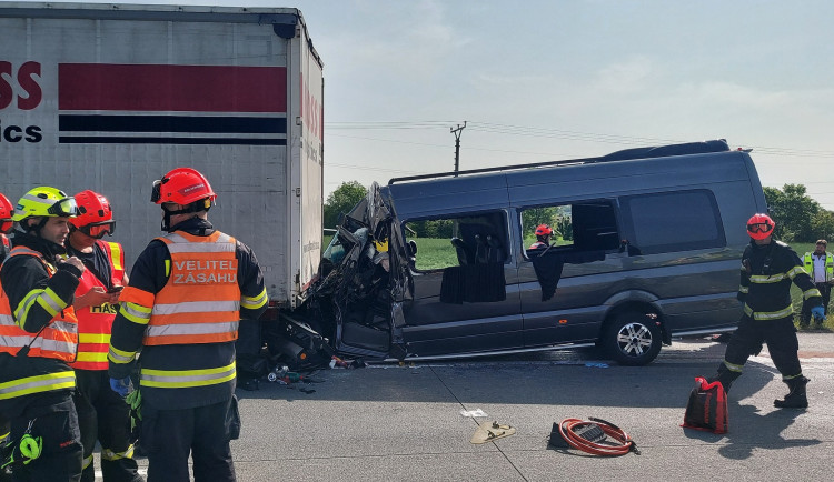 Dodávka na D2 v Brně narazila do kamionu. Pět lidí je těžce zraněných
