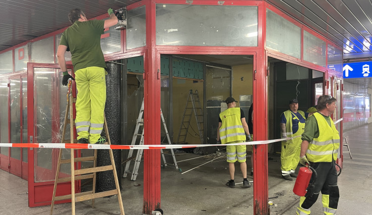 Dělníci likvidují v brněnském podchodě stánky. S opravou začneme za rok, věří město