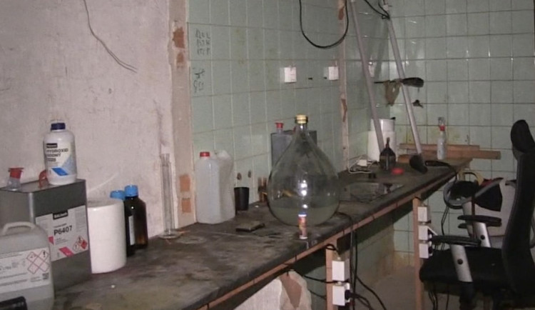 Gang vařil pervitin v prasečáku ve velkém. Na skladě měli drogy za statisíce