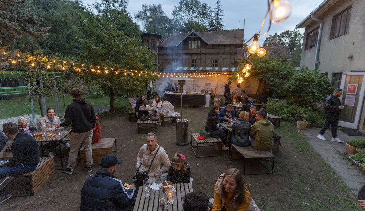 Začínali na statku se čtyřmi pytli kávy. qb coffee roasters slaví 10 let, buďte u toho s nimi