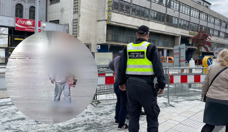 V Brně potrestají cizince, který si trhal na brněnském nádraží květiny