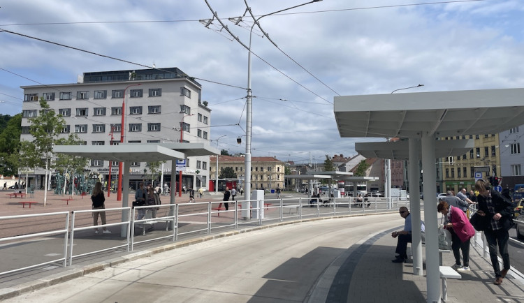 V Brně měsíce přemýšlí, jak udělat na náměstí díru v zábradlí, aby splnili zákon