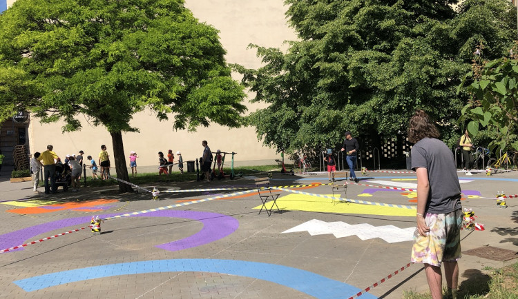 Chodník v centru Brna oživí obraz s pozitivními vzkazy od lidí