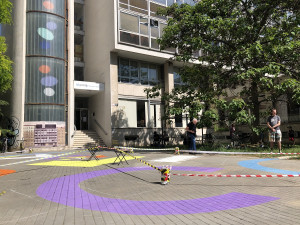 Chodník v centru Brna oživí obraz se vzkazy lidí