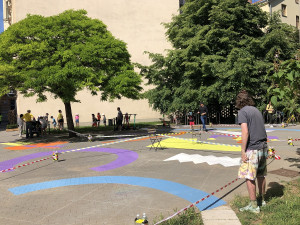 Chodník v centru Brna oživí obraz s pozitivními vzkazy od lidí