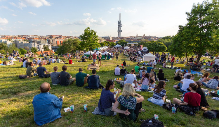 Desáté Žižkovské pivobraní je tu. Nabízí muziku i mistrovství v otáčení pivních tácků