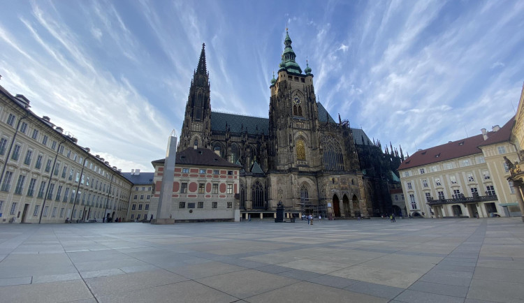Na Hradě se chystá sousedská hostina. Katedrálu svatého Víta obepne dlouhý stůl