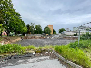 Ve Vyškově si radnice pronajala plochy, aby lidé ze sídliště zaparkovali