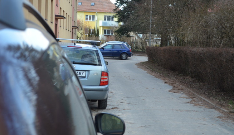 Ve Vyškově si radnice pronajala plochy, aby lidé ze sídliště zaparkovali