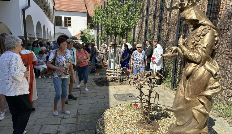 Hustopeče mají fontánu se sochou české královny, která věnovala město mnichům z Brna