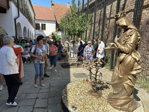Hustopeče mají fontánu se sochou české královny, která věnovala město mnichům z Brna