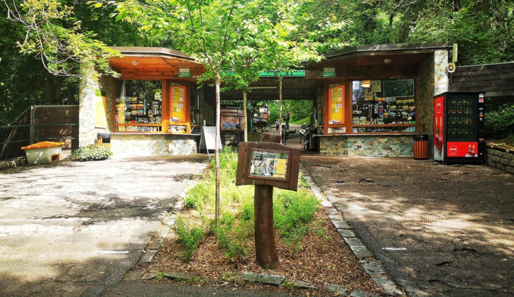 Po střeše brněnské zoologické skákala zfetovaná žena bez trička. Bála se útoku slimáků