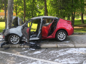 Auto v Brně narazilo do sloupu a začalo hořet. Spolujezdce oživovali kolemjdoucí strážníci