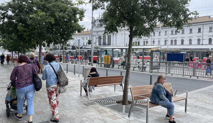 V Brně zatraktivnili nádraží. Město omezilo dopravu a lidem koupilo nové lavičky