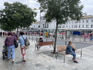 V Brně zatraktivnili nádraží. Město omezilo dopravu a lidem koupilo nové lavičky