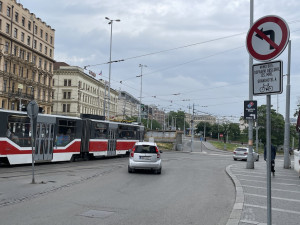 V Brně zatraktivnili nádraží. Město omezilo dopravu a lidé odpočívají na lavičkách