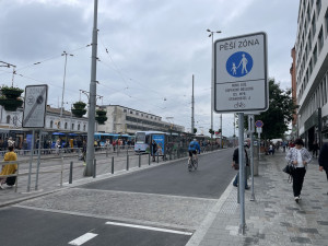 V Brně zatraktivnili nádraží. Město omezilo dopravu a lidé odpočívají na lavičkách