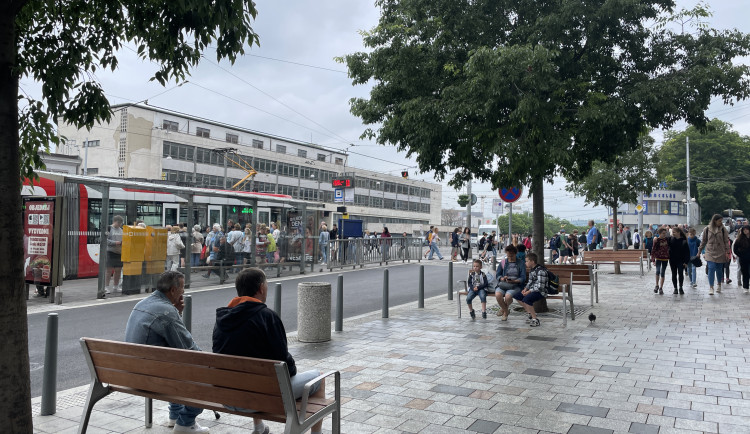 Nové lavičky na nádraží vybízí k alkoholovým dýchánkům, všímají si v Brně