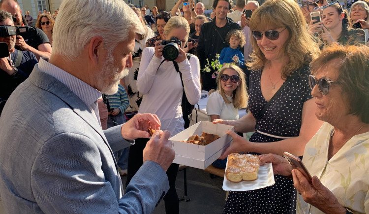 Katedrálu svatého Víta obepnul dlouhý stůl. Na hostinu přišel i prezident