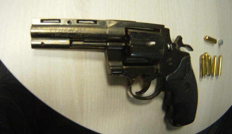 Důchodkyni v Brně vyplašil revolver ve výtahu. Je to zapalovač, zjistila policie