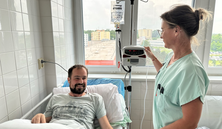 Pacient dostává biologickou léčbu