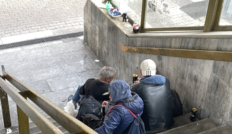 Naši kamarádku vám nedáme, postavila se tlupa opilců z Brna proti zdravotníkům