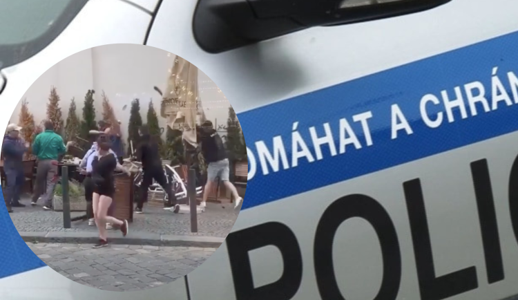 VIDEO: Skupina Romů se vrhla v centru Brna na Ukrajince. Házeli po nich stoly a židle