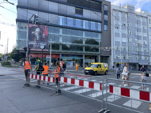 Rušnou silnici v centru Brna obsadili aktivisté. Povalovali se na vozovce a svačili