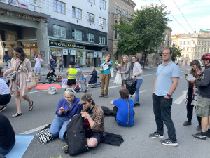 Rušnou silnici v centru Brna obsadili aktivisté. Povalovali se na vozovce a svačili
