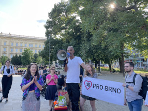 Rušnou silnici v centru Brna obsadili aktivisté. Povalovali se na vozovce a svačili