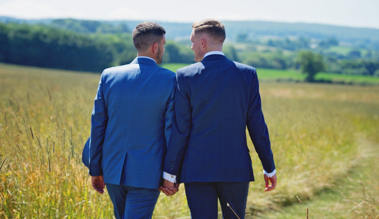 O manželství homosexuálů se chce bavit vláda až před prázdninami, vadí poslancům ANO