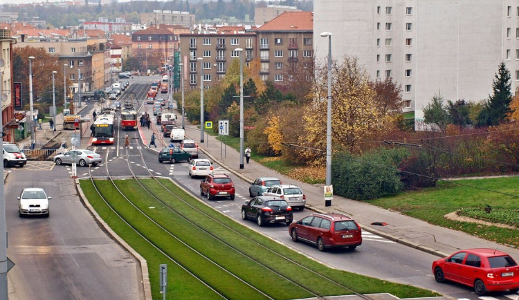 Řidič dodávky srazil ženu, ta v nemocnici zemřela. Policie hledá svědky