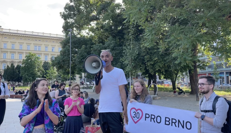 Snížit v Brně rychlost z padesátky na třicítku? Zastupitelé nápad aktivistů nezatracují