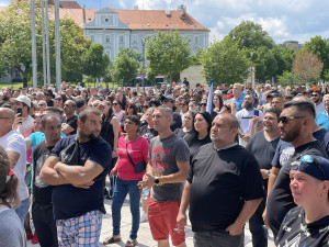 V centru Brna demonstrují desítky Romů. Žádají trest pro útočníka z Ukrajiny