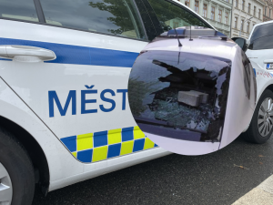 Muž z Brna hodil dlažební kostku do policejního auta, strážníkům nedokázal říct proč