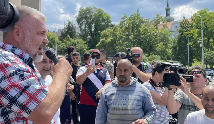 V centru Brna demonstrovali Romové. Volali po potrestání útočníka i demisi vlády