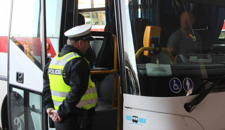 Řidič autobusu byl namol opilý. Netrefoval zastávky a ohrožoval cestující