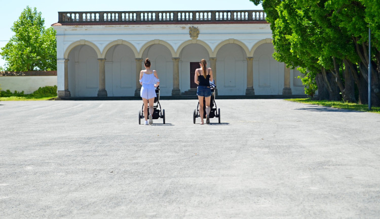 Ve vyškovské zámecké zahradě se lidem lépe chodí, chodníky se dočkaly opravy