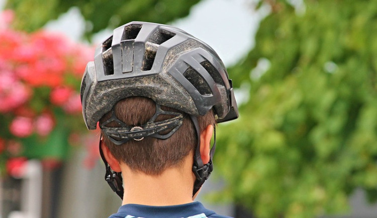 Řidič v Brně zmlátil na parkovišti cyklistu. Tomu se nic nestalo, protože měl helmu