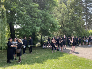 V Brně ronili slzy za zabitého Roma. Na pohřeb dorazily desítky lidí