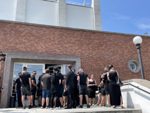 V Brně ronili slzy za zabitého Roma. Na pohřeb dorazily desítky lidí