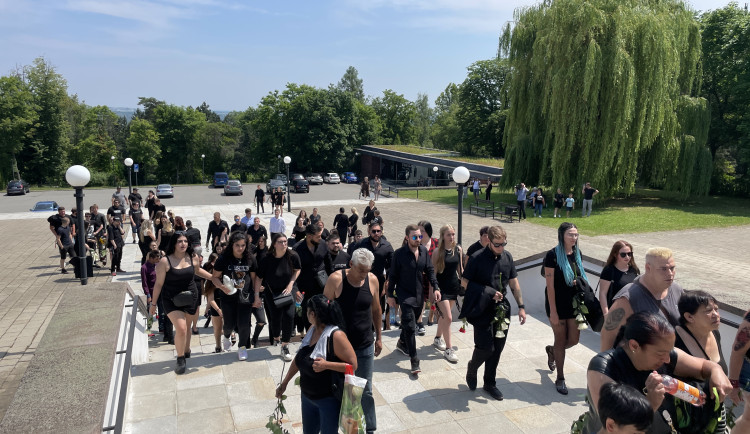 V Brně ronili slzy za zabitého Roma. Na pohřeb dorazily desítky lidí