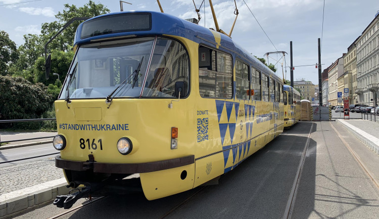 VIDEO: Prahou nově jezdí tramvaj v ukrajinských národních barvách