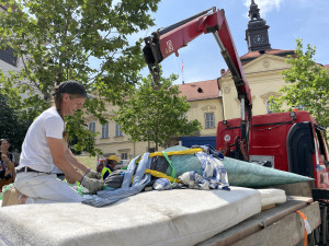 Brno se dočkalo. Před radnici přijely mlžící kužely, které ozvláštní náměstí