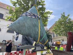 Brno se dočkalo. Před radnici přijely mlžící kužely, které ozvláštní náměstí