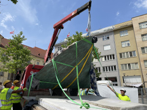 Brno se dočkalo. Před radnici přijely mlžící kužely, které ozvláštní náměstí