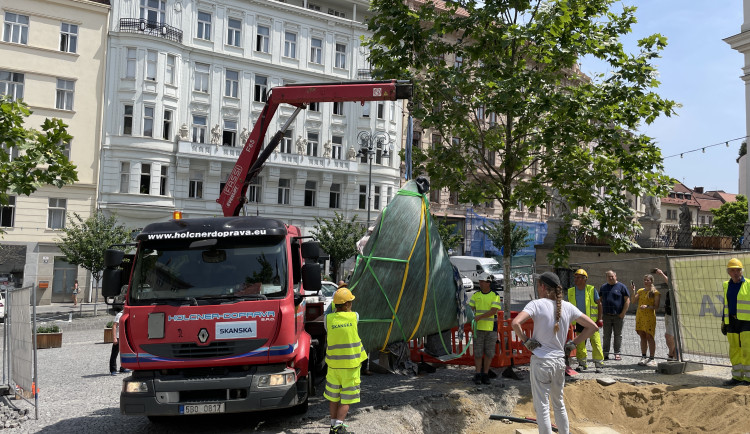 Brno se dočkalo. Před radnici přijely mlžící kužely, které ozvláštní náměstí