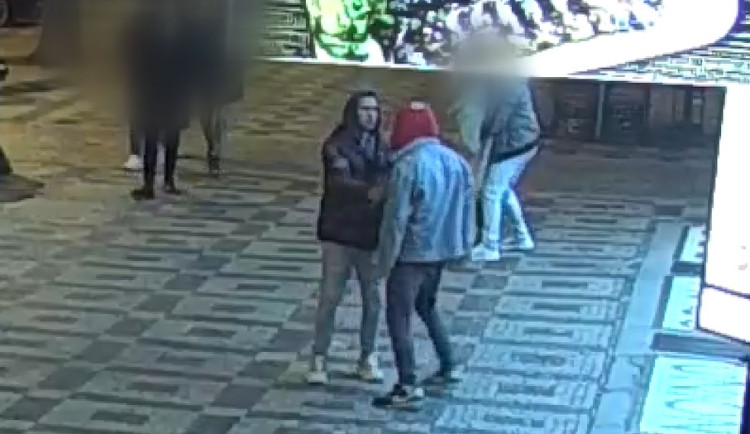 VIDEO: Agresoři brutálně zmlátili cizince, protože si mysleli, že je z Ukrajiny